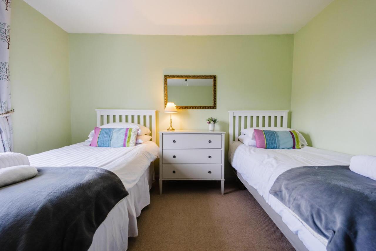 Tree 5 Mins From The Sleeps 4 Holiday home Manorbier