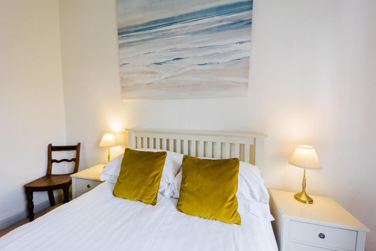 Tree 5 Mins From The Sleeps 4 Holiday home Manorbier